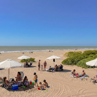 Servicio de playa en Verano  (1 sombrilla y 2 reposeras)